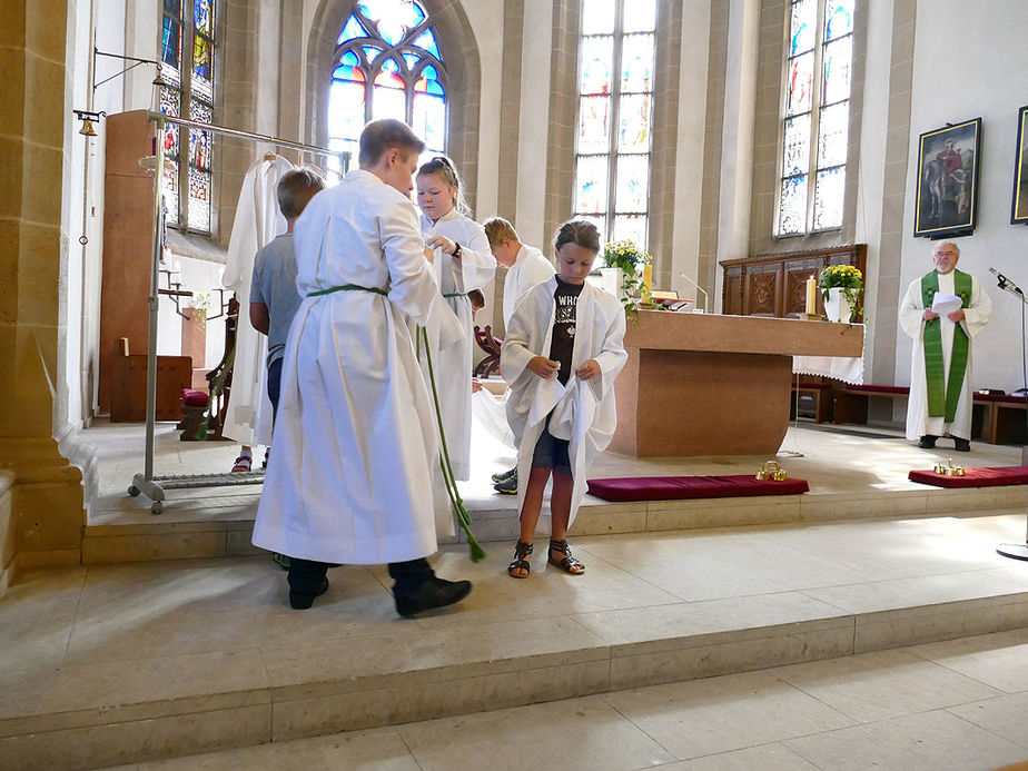 Die neuen Messdiener in St. Crescentius (Foto: Karl-Franz Thiede)